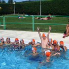 Muchos cursos de verano municipales se celebran en la piscina.