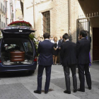 Familiares, amigos y compañeros políticos despiden a Tomás Villanueva durante una ceremonia religiosa  en la iglesia parroquial de Santiago de Valladolid.