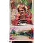 La pintora Michele Mariette, con dos de sus obras.