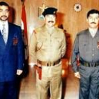 El exdictador en una foto de archivo entre sus dos hijos, Uday y Qusay Huseín