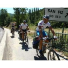 Un grupo de ciclistas, en las proximidades de la subida a Piedrafita hacia el Cebreiro.