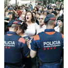 Los Mossos intentan mantener la calma de la multitud. ANDREU DALMAU