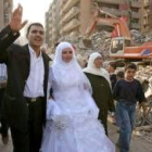 Una pareja de recién casados en una de las zonas más destrozadas por el conflicto