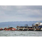 Vista general de las labores de búsqueda y rescate de víctimas junto a la  embarcación que naufragó en aguas frente al puerto de Ormoc.