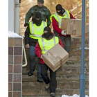 Agentes, con efectos incautados en la casa paterna de Yánez.