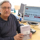 El escritor leonés Juan Ignacio Villarías sosteniendo un ejemplar de ‘Almas de cántaro’