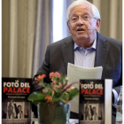 Fernando Jáuregui, en dos instantáneas, en la puerta del Hotel Palace de Madrid y durante la presentación de ‘La foto del Palace. El socialismo de Felipe a Pedro y viceversa’. (La Esfera de los Libros).