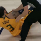 Rubio en el suelo después de ser empujado en el partido Utah-Suns.