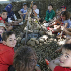 Varios de los niños que participan en las actividades de la fundación se sientan en torno a una hoguera, en uno de los talleres que realizaron ayer.