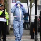 La policía acordona el lugar donde anoche falleció una joven de 17 años en Londres.