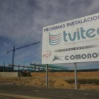 Una imagen de las obras en la vidriera que se está instalando en El Bayo