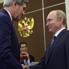 Kerry saluda al presidente ruso en su encuentro de ayer.