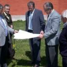 Los responsables de la Junta y del Ayuntamiento de Villarejo, donde se construirá la guardería