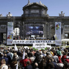 Miles de personas se manifestaron ayer en Madrid contra el aborto bajo el lema ‘Por la vida, la mujer y la maternidad’.