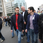 Alexei Navalny, a la izquierda, habla con el líder de la oposición Ilya Yashin durante las protestas de este domingo en las calles de Moscú.