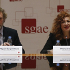 La presidenta de la SGAE, Pilar Jurado, y el director general de la entidad, Miguel Recio, en rueda de prensa el 22 de  marzo.