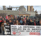 Los trabajadores de Cosmos permanecieron durante una hora frente a la factoría de Toral.