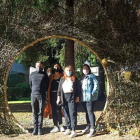 Foto de familia en la puerta que se abre a este bosque encantado. ARAUJO