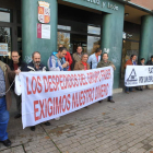 Afectados por un ERE, ayer ante la sede de la Junta.