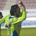 Ismael Irurzun y Cristian Portilla celebran junto a Rubén Vega uno de los dos goles del delantero de