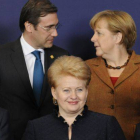 El presidente del Consejo Europeo, Herman van Rompuy (izquierda) , durante la foto de familia de la cumbre de la UE, ayer en Bruselas.