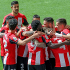 Los jugadores del Athletic celebran el gol de Íñigo Martínez frente al Betis. MIGUEL TOÑA