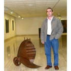 Juan Francisco Pro posa con una de las obras que exhibe en León