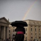 Un sacerdote cruzando la plaza de San Pedro.