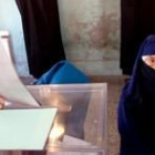 Una mujer marroquí deposita su voto en la urna en un colegio electoral en Casablanca