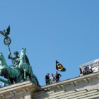 Los ultras de Movimiento Identitario, en lo alto de la Puerta de Brademburgo.