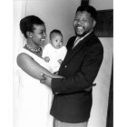 Nelson y Winnie Mandela muestran a su primera hija, Zindzi, en su hogar de Orlando West, en Soweto, en 1961. AP