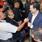 Rajoy saluda a un simpatizante antes de presentar candidatos en Gran Canaria.