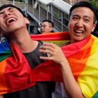 Dos jóvenes celebran la legalización del matrimonio gay por parte del Parlamento de Taiwán, este viernes, en Taipei.