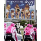 El T-Mobile pasa por delante de un cartel publicitario mientras entrena antes del inicio del Tour