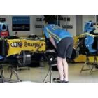 Un mecánico revisa el coche de Schumacher
