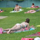 Imagen de una piscina municipal de León durante la jornada de ayer.