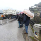 Los vecinos protestaron en enero por la falta de seguridad del puente sobre el Burbia.