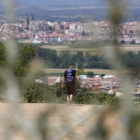 Una peregrina se aproxima a Astorga en uno de los meses de verano.
