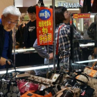 Un ciudadano japonés mira bolsos en una tienda en Tokio.