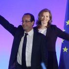 El candidato presidencial por el Partido Socialista Francés, Francois Hollande, y su compañera, Valerie Trierweiler, saludan a sus seguidores.