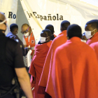 Llegada al Puerto del Rosario, en Fuerteventura, de los 35 inmigrantes rescatados por Salvamento Marítimo cuando navegaban este martes a unos 18 kilómetros al sur de la isla canaria en una lancha neumática. EFE/Carlos de Saá