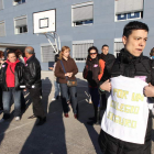 Un grupo de padres de alumnos del colegio de Flores durante una de sus protestas.
