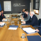Un momento de la reunión celebrada ayer en Valladolid entre la Junta y la Diputación. dl