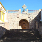 Escalinata central de acceso al Panteón de los Héroes de Melilla.