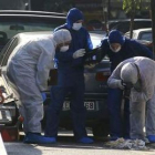 Artificieros examinan restos de los paquetes tras ser detonados.