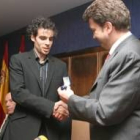 Es el momento en el que Sergio recibe la insignia de oro de la ciudad