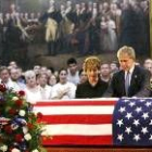 Bush y su mujer, Laura, despiden a Reagan en los funerales de Estado