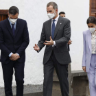 Los reyes junto al presidente del Gobierno, Pedro Sánchez, ayer en La Palma. JUAN CARLOS HIDALGO