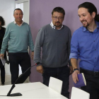 El líder de Podemos, Pablo Iglesias (d), acompañado de los representantes de En Marea, En Comú Podem y Compromís Podemos, Alexandra Fernández, Xavier Domènech (2d) y Joan Baldoví, respectivamente, a su llegada a la rueda de prensa.