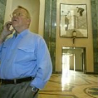 El ex general Garner contempla el Palacio de la República, una de las sedes de Sadam en Bagdad